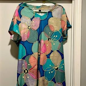 New— T shirt style dress with beautiful larger floral motif size 16